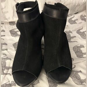 Korke Ease Berit Black/Black Combo Size 11 Platform Peep-Toe Wedge